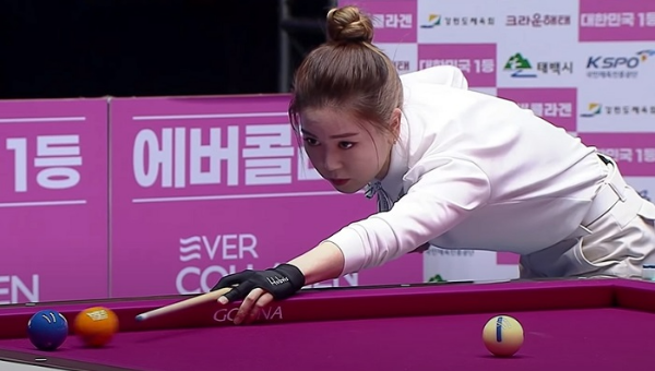LPBA투어 프로당구 하윤정 당구선수가 자신의 노란색 당구공을 쳐서 옆돌려치기로 제2적구인 하얀색 당구공을 득점하는 장면입니다.