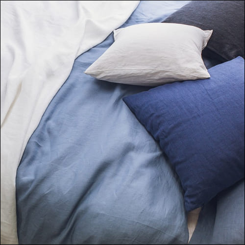 짙은 색의 베개 커버와 이불