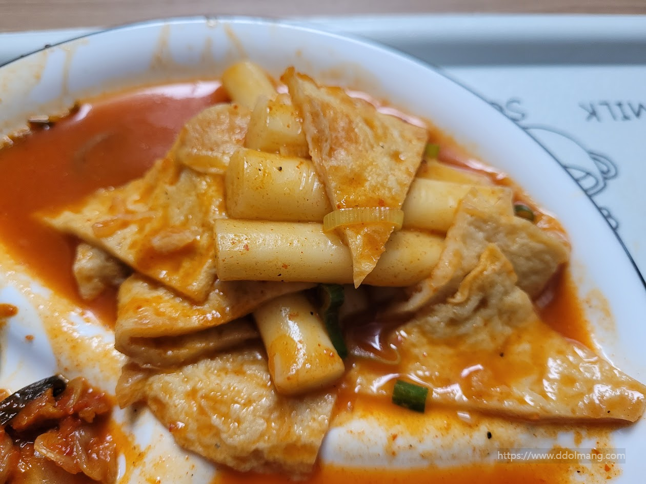 탱글한 식감과 살아 있는 양념이 골고루 버무려진 밀떡볶이