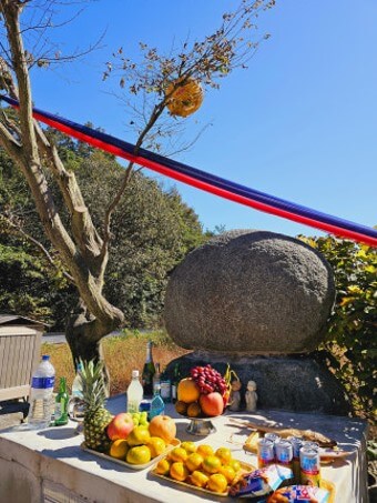 튼-바위-앞에-온갖-음식을-성대히-차려놓고-신내림을-준비하는-모습