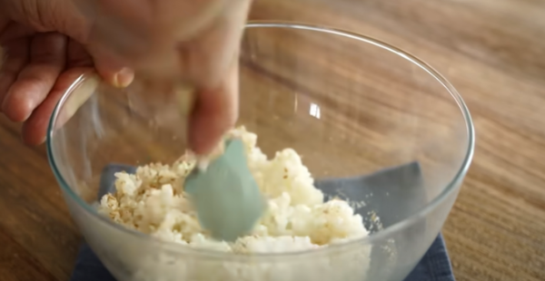 잘 섞어주고 있습니다