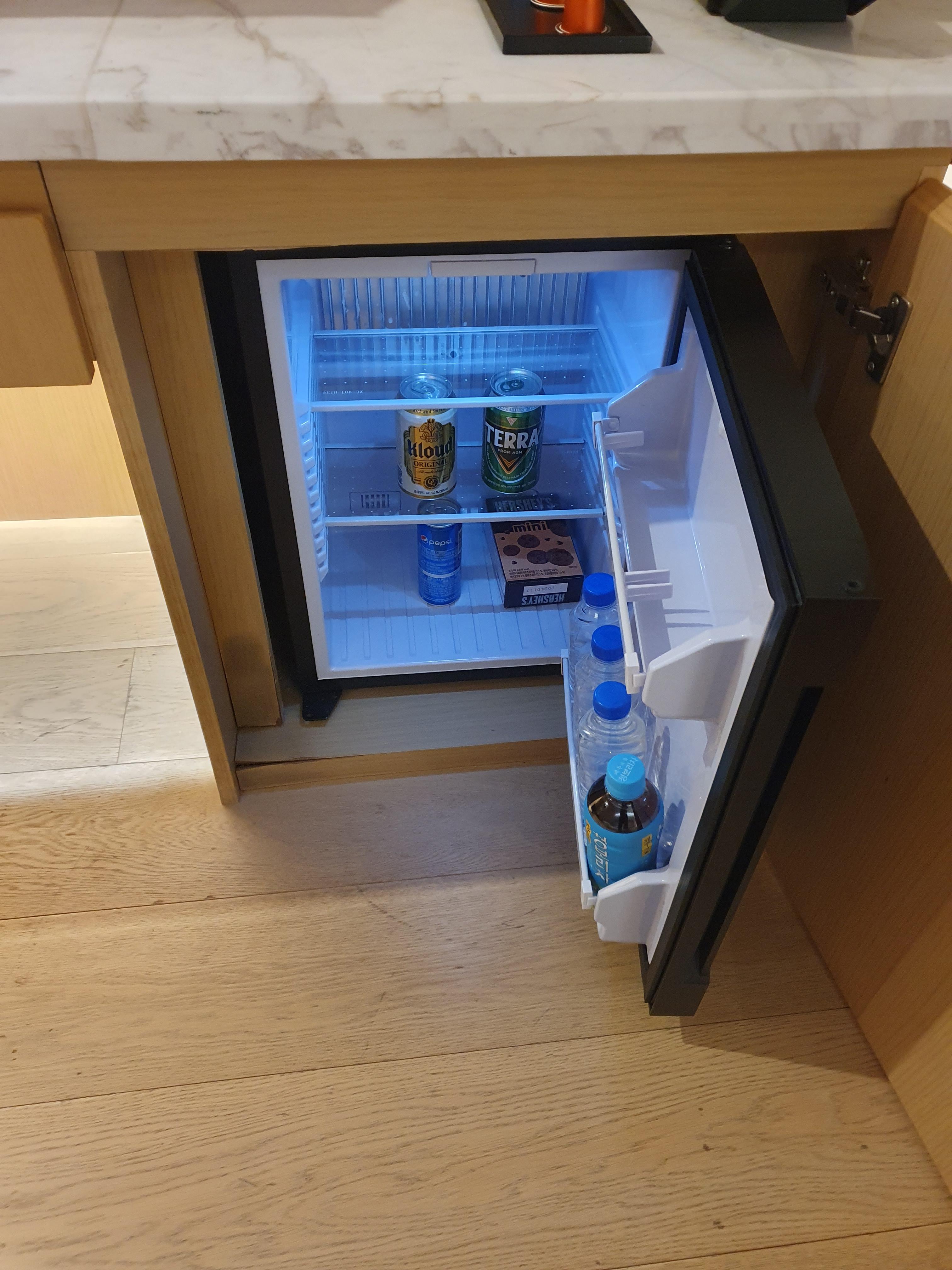 미니바가 무료 맥주와 차 그리고 비스킷이 무료 제공됨