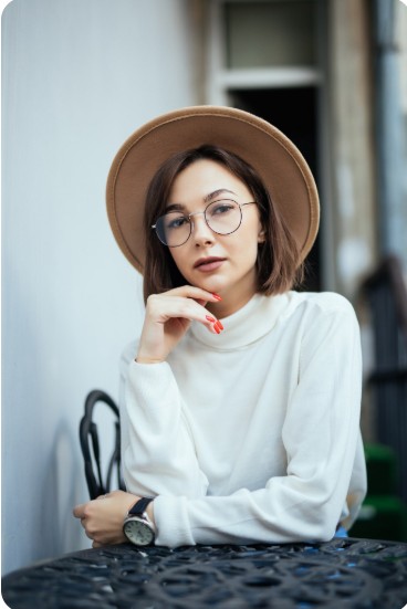 비문증 치료 후 안경을 쓰고 있는 중년 여성