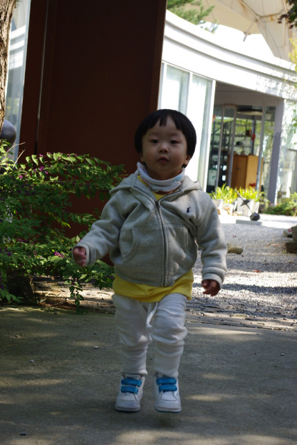 씩씩하게 걸어오는 아기