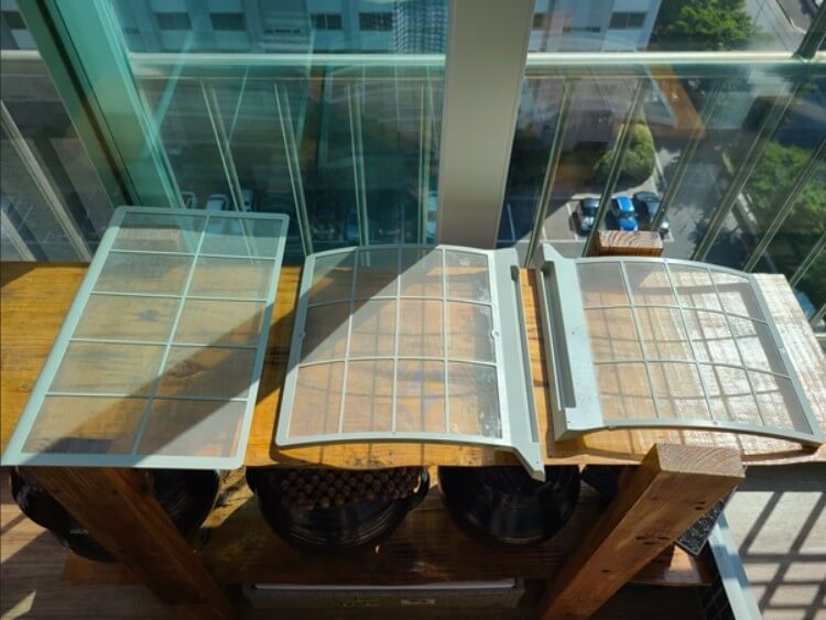 햇빛에-말리는-에어컨-먼지망-필터