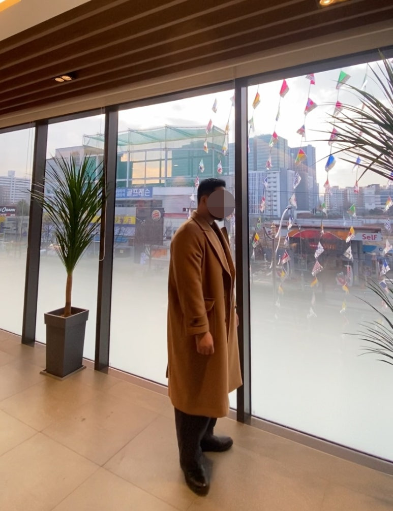 데일리룩('25.12.28.)그레이휴 코트 더블 브레스티드 카멜 롱코트, 무신사스탠다드 아란케이블 크루넥 니트, 무신사스탠다드 와이드 벌룬 팬츠, 폴로랄프로렌 탈란 레더 첼시부츠