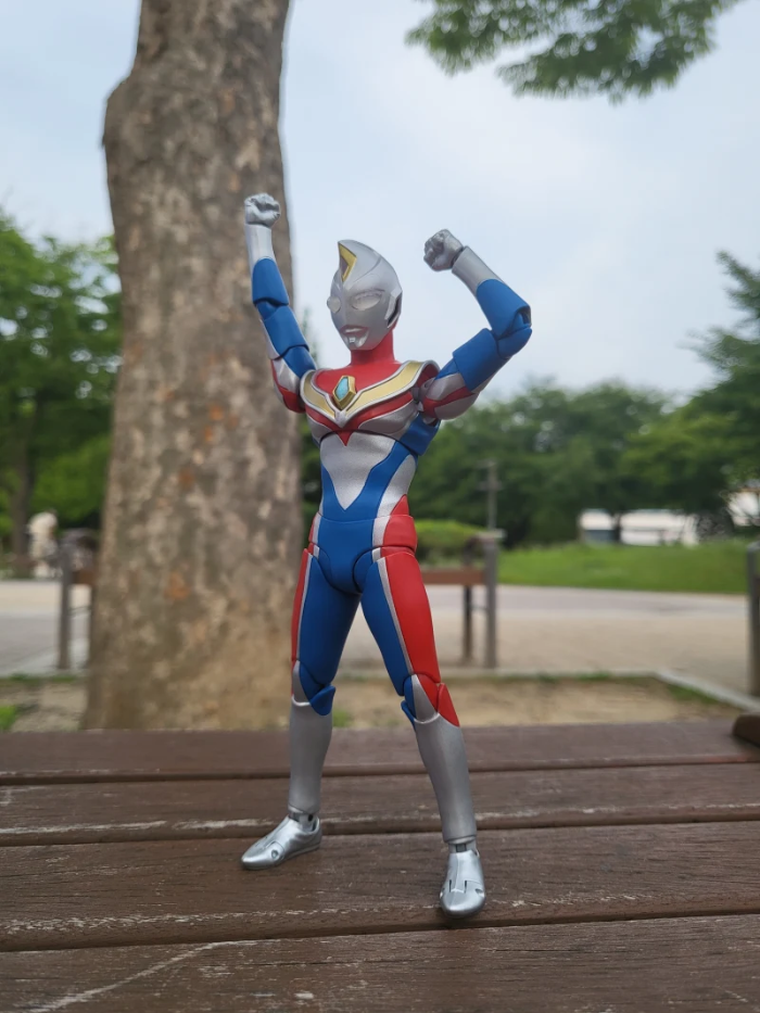 야외-공원에서-Z플립3-스마트폰으로-피규어를-촬영한-사진3