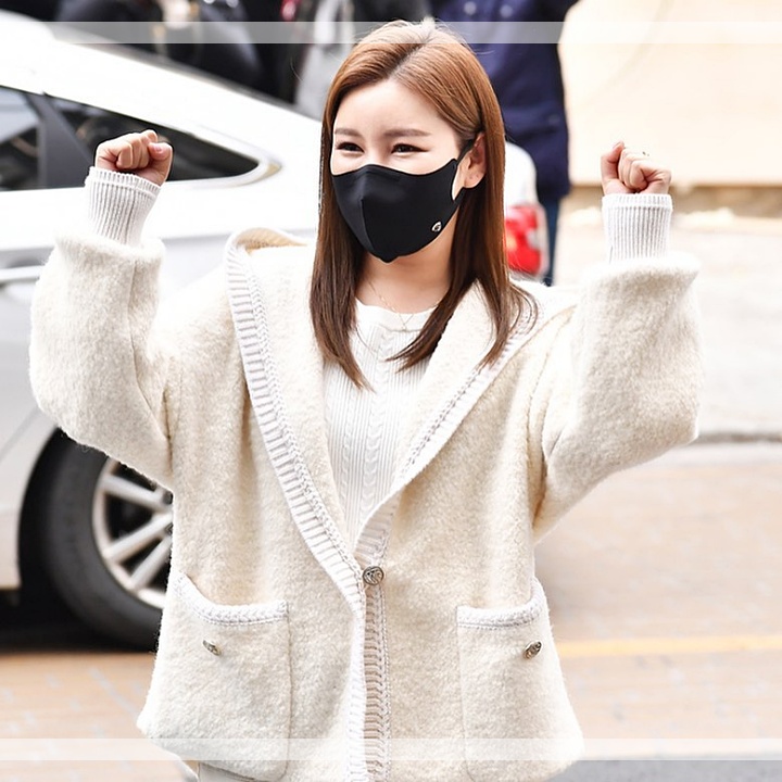 송가인-하얀색옷-입은-모습