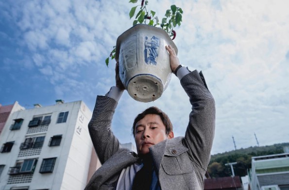 스릴러 코미디 영화 추천 박찬욱 감독의 어쩔수가없다 줄거리 결말 해석 리뷰 OTT 출연 이병헌