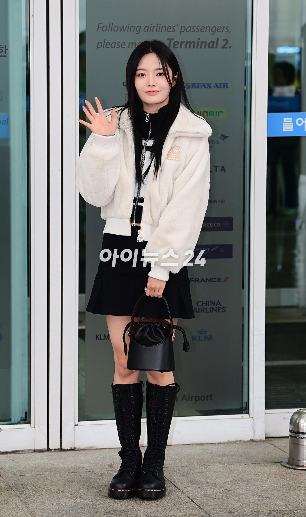그룹 피프티 피프티 멤버 키나가 미국 LA에서 열리는 '2023 빌보드 뮤직 어워드' 프라이빗 파티 참석차 16일 인천국제공항을 통해 출국하고 있다. [사진=정소희 기자]
