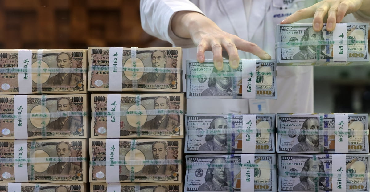 엔/달러 환율은 160엔을 돌파해 1990년 4월 이후 약 34년 만에 최고 수준을 기록했다