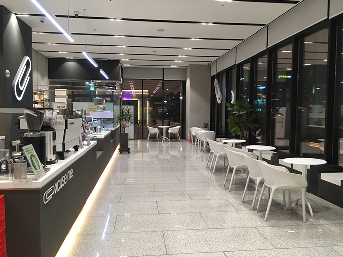 카페-익스큐즈미-매장-내부