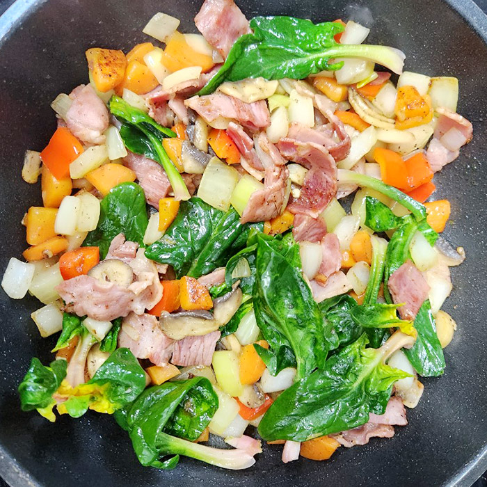 시금치까지 넣고 볶기