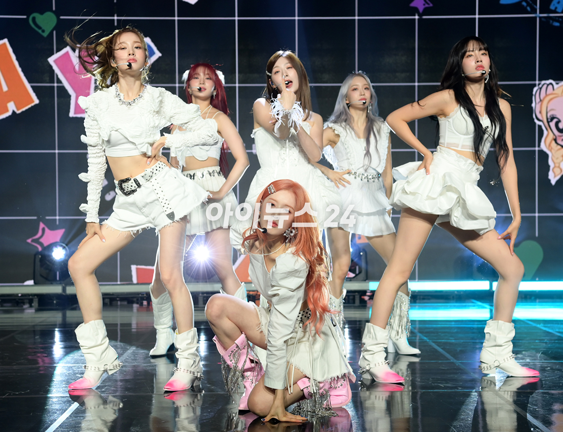 그룹 스테이씨가 16일 오후 서울 강남구 청담동 일지아트홀에서 진행된 스테이씨(STAYC) 세 번째 미니 앨범 &#39;틴프레시(TEENFRESH)&#39; 발매 기념 쇼케이스에 참석하고 있다. [사진=정소희 기자]