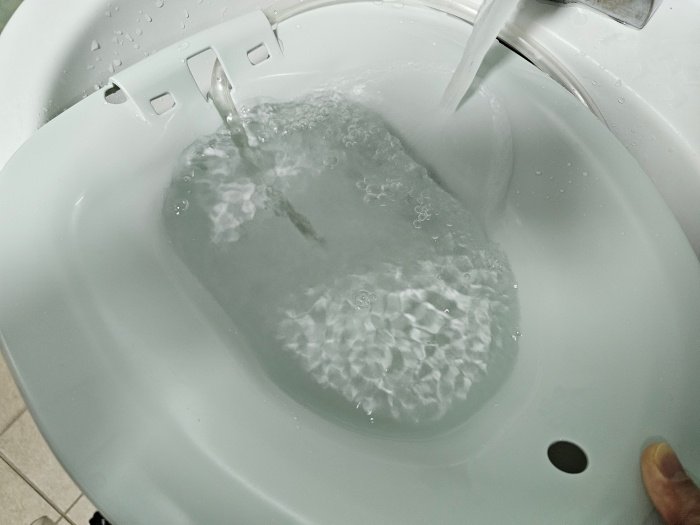 물이-담겨지는-좌욕기