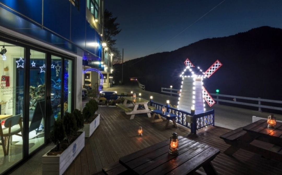 통영 메이블루 펜션 숙소 야외 테라스