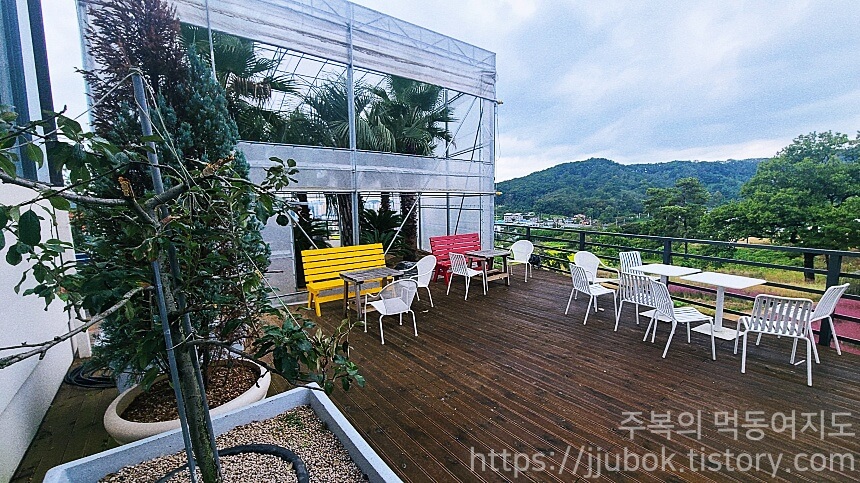 핀스커피-1층-야외-테라스-2