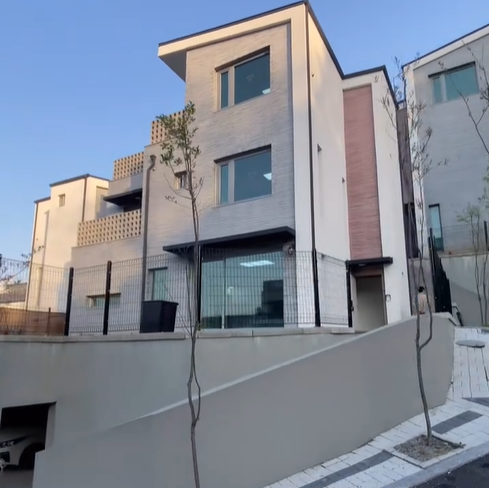 경기도 용인시 수지구 성북동에 위치한 매력적인 타운하우스, 신혼부부에게 안성맞춤인 집, 그러나 가격이 좀 나간다.