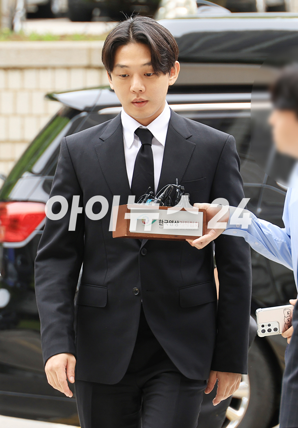 &#39;상습 마약 투약&#39; 혐의를 받는 배우 유아인(38·본명 엄홍식)이 24일 오전 서울중앙지방법원에 구속 전 피의자 심문(영장실질심사)을 받기위해 입장하고 있다. [사진=정소희 기자]
