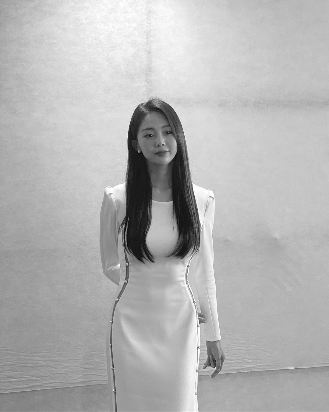 금새록 흑백사진