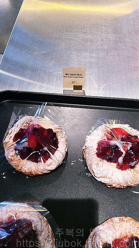 코스모40-베이커리-베리-크림치즈-데니쉬