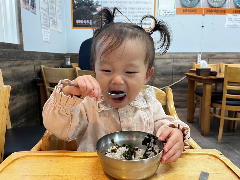 성게미역국에 밥을 먹는 여자아이 모습