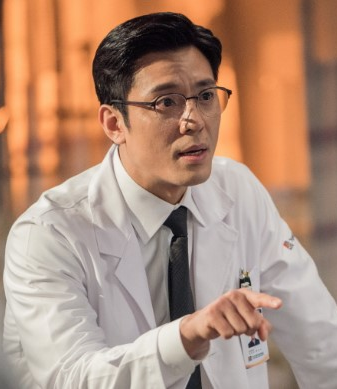 돌담병원 원장 박민국(김주헌)