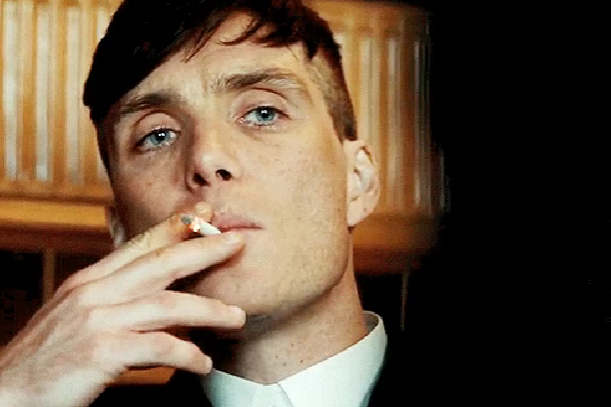 킬리언 머피가 연기한 토마스 쉘비의 모습