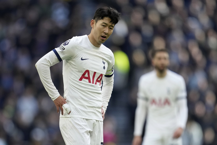 아쉬워하는 손흥민