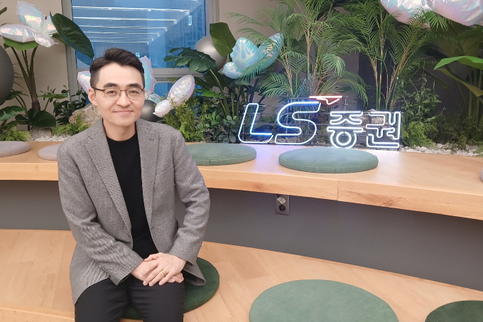 염승환 이베스트투자증권 이사가 시대와의 인터뷰에서 환율 흐름과 내년 시장 전망에 대해 설명하고 있다.