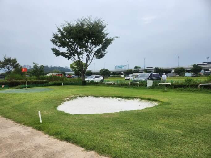 경사진 양평 파크골프장의 페어웨이