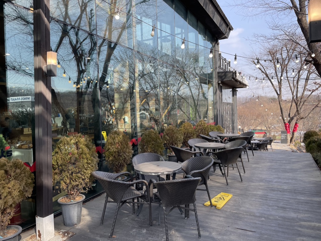 더츠커피팩토리 1층 입구 쪽 야외 좌석들