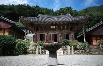 남해 용문사 : 호국 불교의 성지 산 아래 용연이 있어 용문사