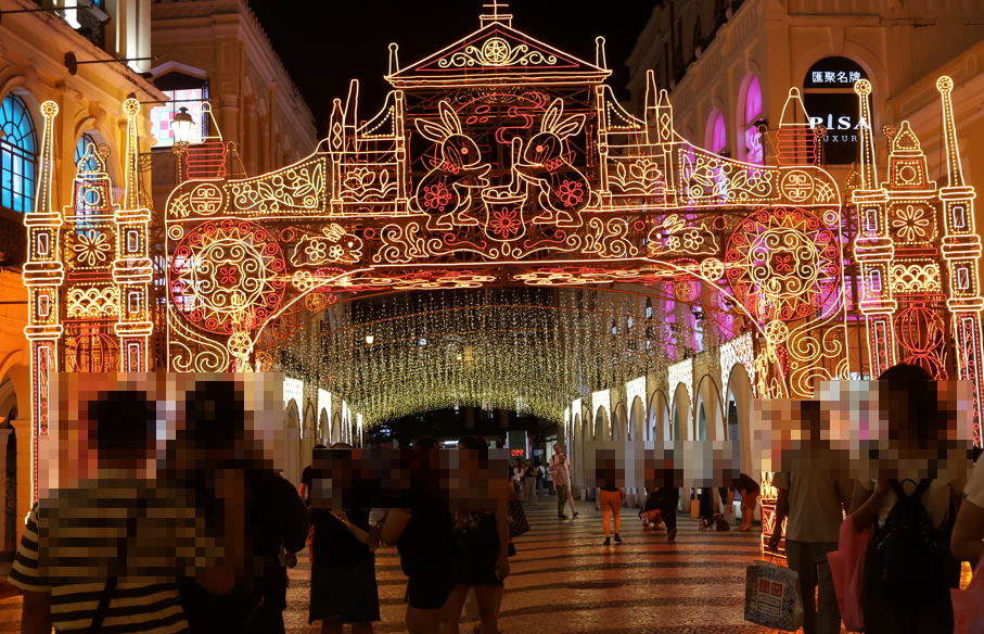 화려한 조명을 설치한 세나도 광장 야경
