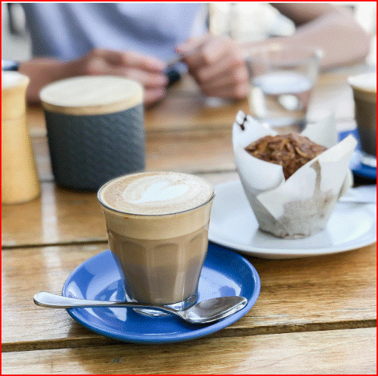 15년간 안목해변을 지켜온 카페 사장님. 그의 눈에는 바다를 닮은 평온함이 있었다.