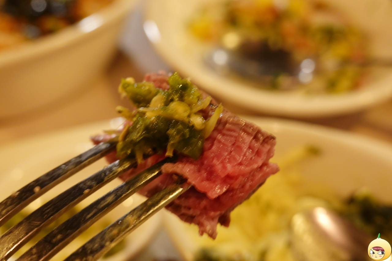 매콤한 가니쉬와도 잘 어울려요