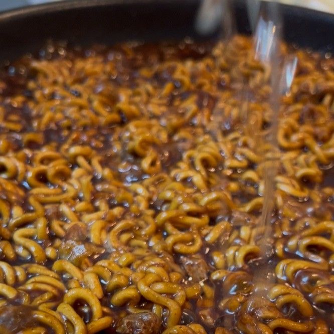 거의 다 끓으면 오일 넣어 비비기