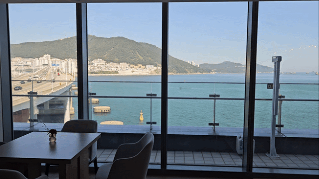 윈덤 그랜드 라운지 전체 모습