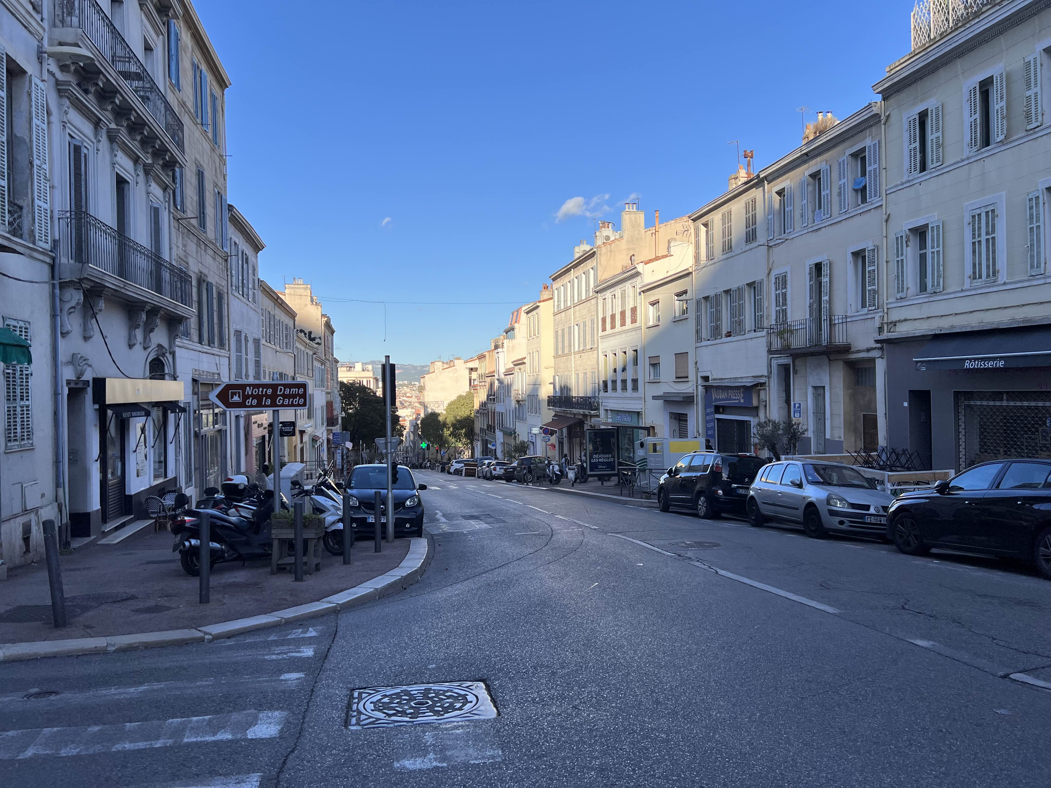 조금 대로변에다가 주차를 하고 성당까지 걸어보기로 했다.