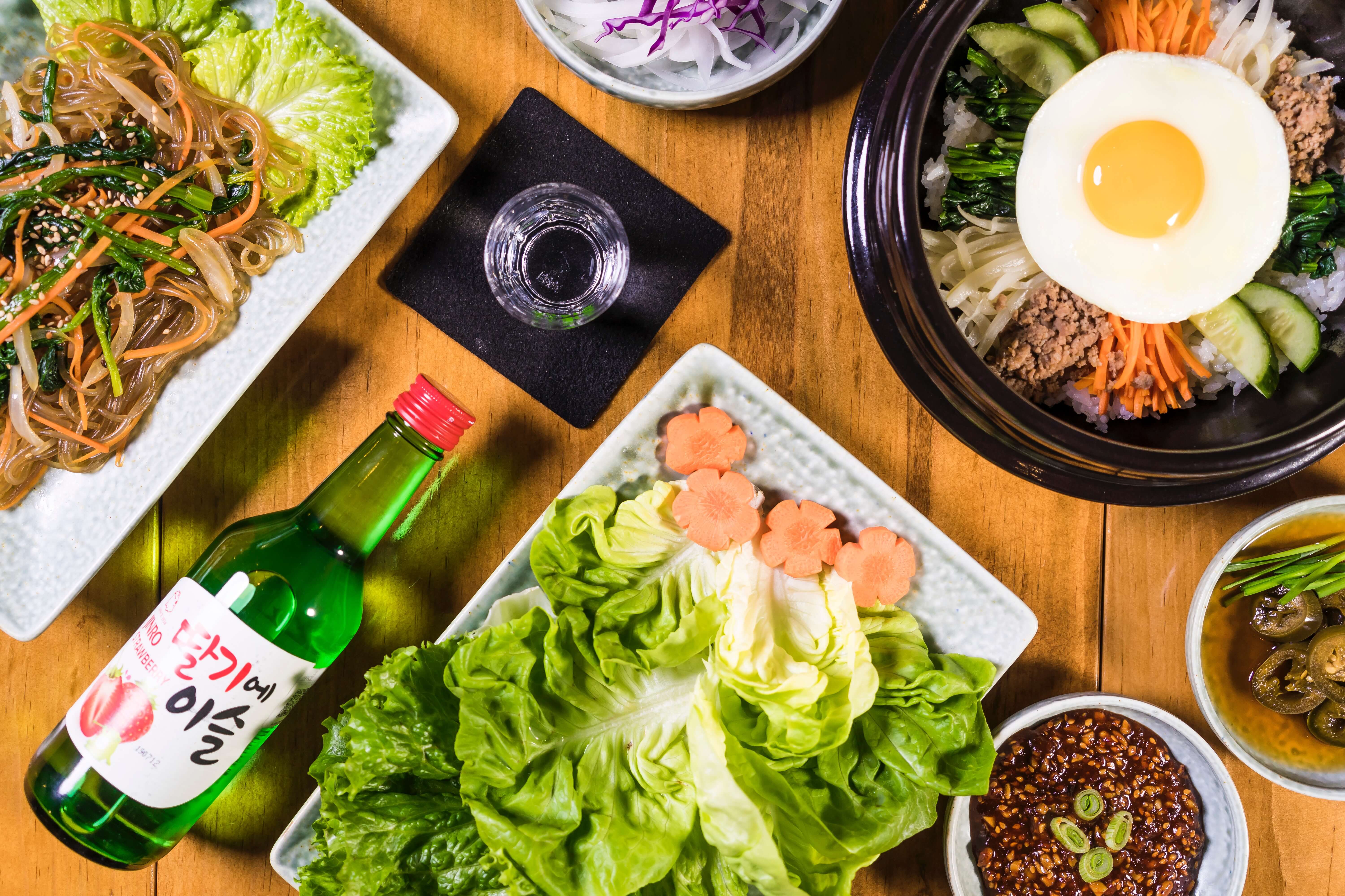 식탁위에 음식과 소주가 놓여있는 장면