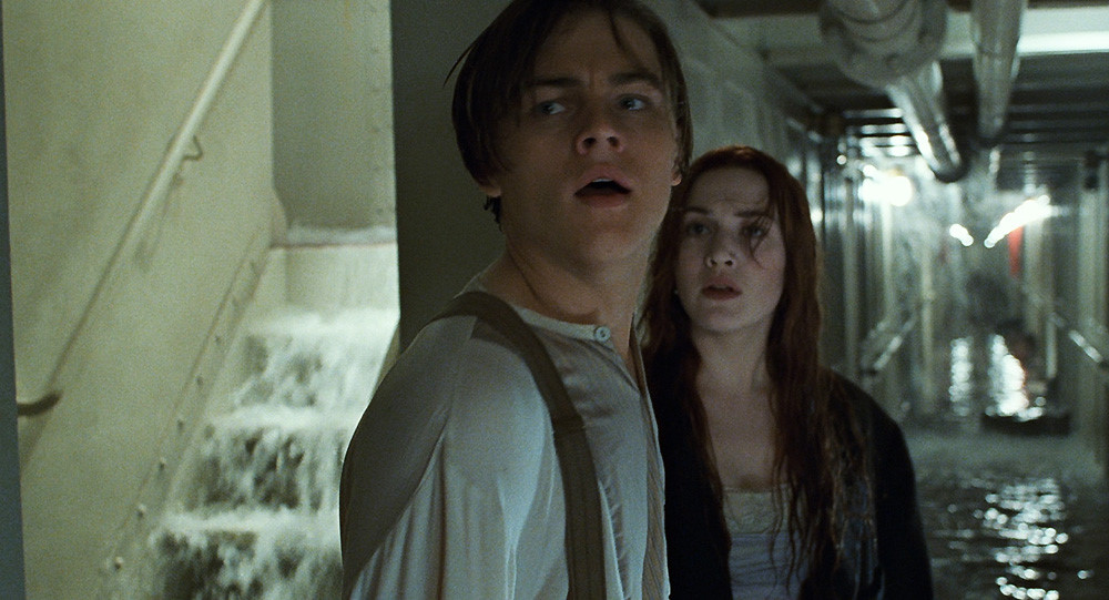 타이타닉의-주인공인-잭과-로즈가-바닷물이-차오르는-선내에-있는-모습