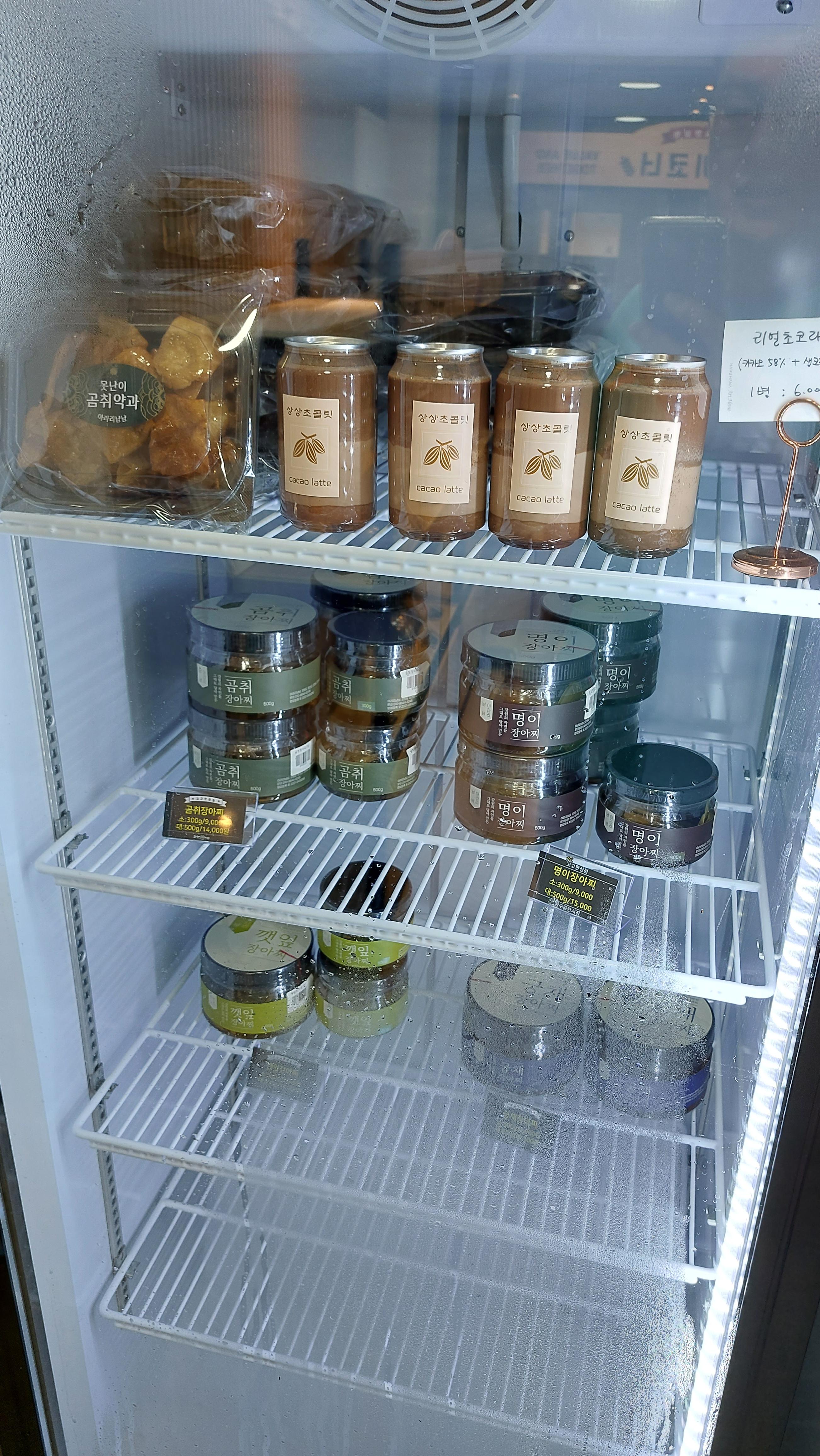 정선 상상초콜릿 앞에 있는 무인 상점 고고한상점에서 판매하는 약과와 음료, 장아치