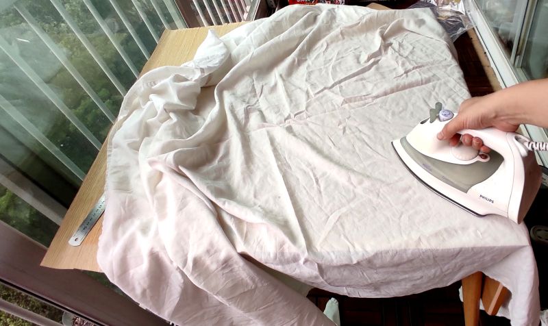 무늬목 위로 흰천을 깔고 다리미로 수분을 말려줌