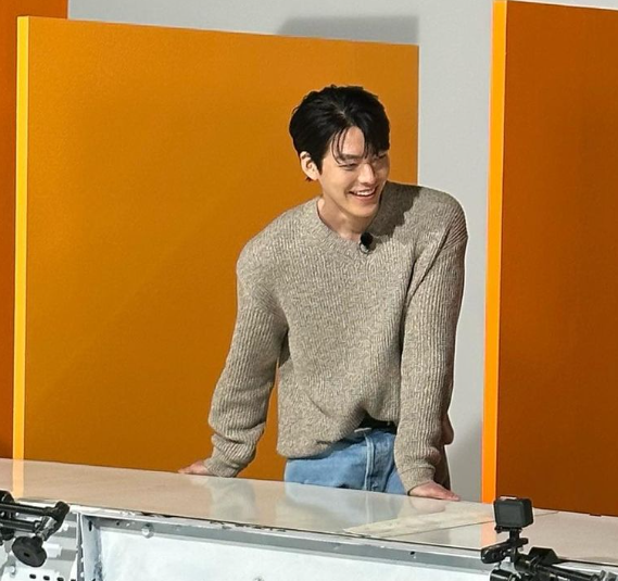 김우빈 프로필 작품활동 연애 신민아 결혼 투병 결별 드라마 영화 넥플릭스