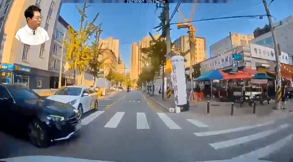 직진 주행 중인 차량이 신호가 없는 교차로에서 대기 중인 차량 사이로 튀어나온 차량과 충돌하는 사고 영상이 공개됐다. [사진=유튜브 '한문철TV']
