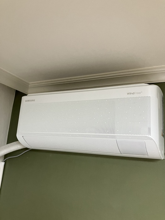 삼성 윈드프리 벽걸이형 에어컨이 실내 벽면에 설치된 모습. 공간 절약형 구조로, 부드러운 냉기 확산과 에너지 효율을 높이는 최신 인버터 방식 에어컨