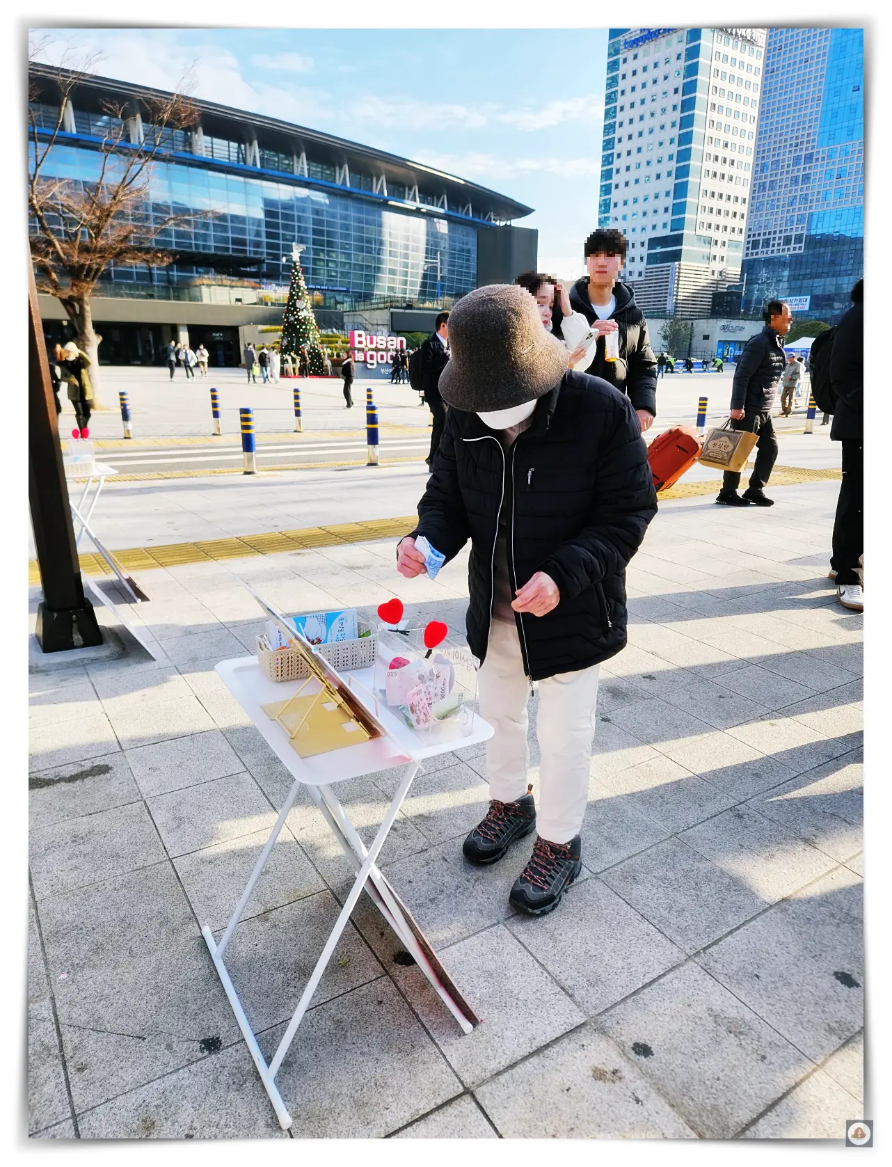 부산역-거리모금-기부-할머니