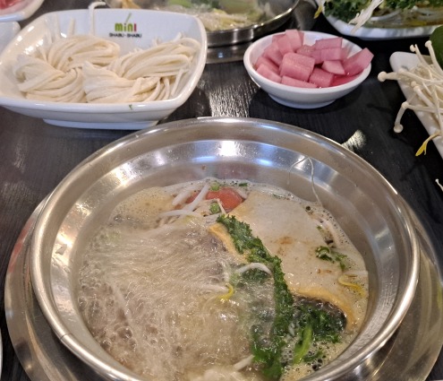 끓고있는-샤브와-옆의-칼국수접시