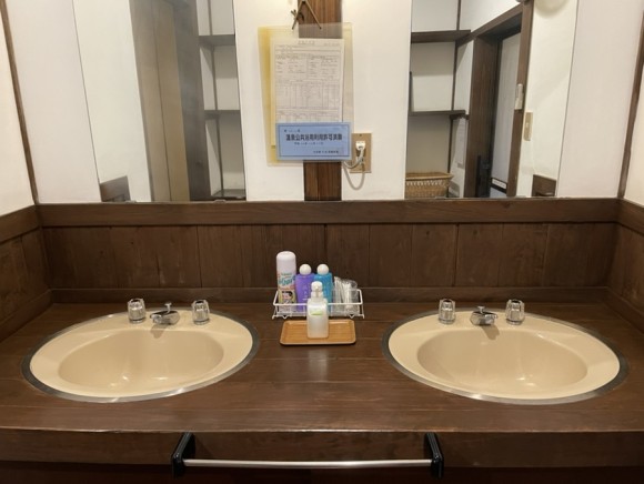 Washbasin in the hot spring
온천 내 세면대