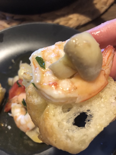 포카치아 위에 새우와 버섯 올려진 모습